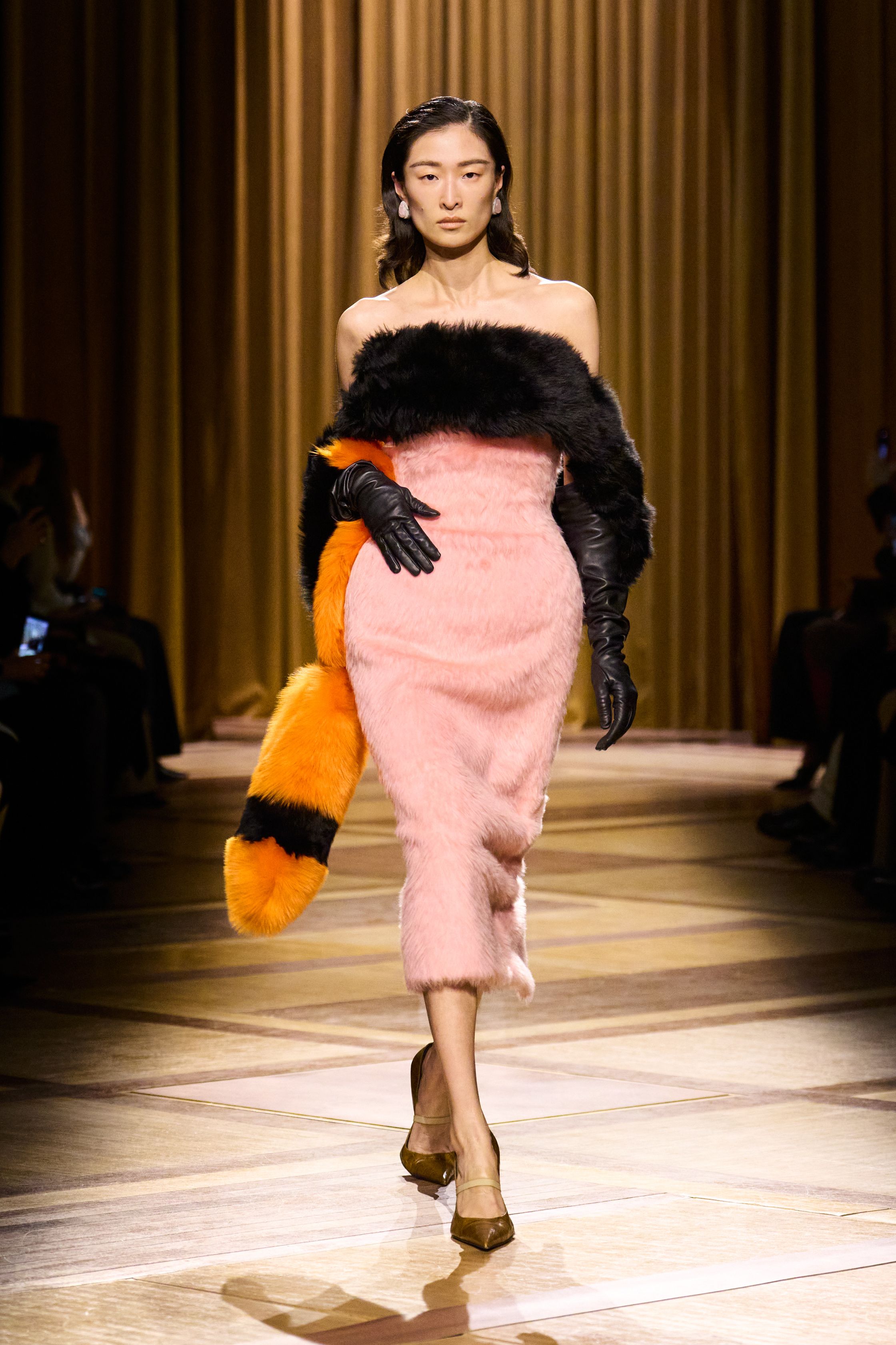Mugler 本季继续强化品牌最核心的雕塑性感：极端肩线、收紧腰部与流畅长裤塑造出未来感女性轮廓。紫色权力套装、金属光泽衬衫和皮革裙装让整场秀既强势又华丽，仿佛科幻电影中的都市女主角-顽石频道趋势研究